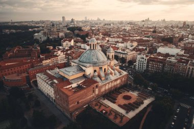 İspanya, Madrid 'de gün doğumunda San Francisco El Grande Kraliyet Bazilikası' nın hava manzarası.
