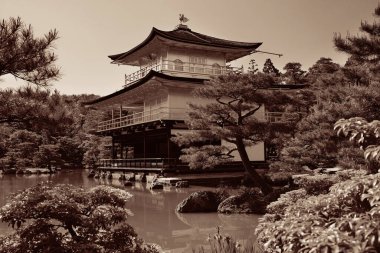 Kyoto, Japonya 'daki tarihi yapısına sahip Kinkaku-ji tapınağı..