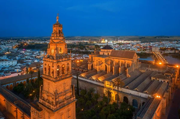 モスクワ大聖堂コルドバ鐘楼の空の景色スペインの夜 — ストック写真