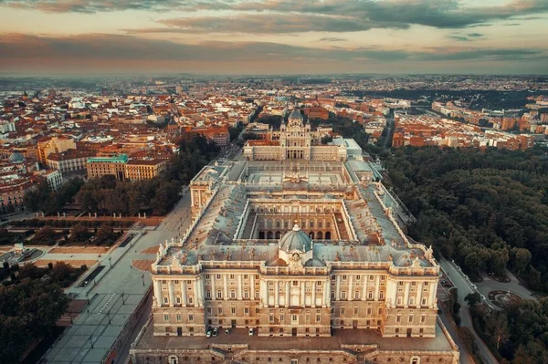 マドリード スペインの日の出時の王宮の航空写真 — ストック写真