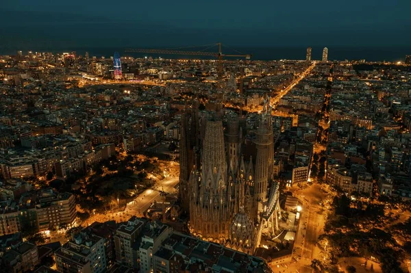 スペイン バルセロナの有名なランドマークとして夜のサグラダ ファミリア大聖堂の航空ビュー — ストック写真