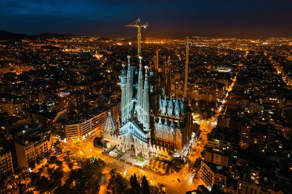 Sagrada Familia Βασιλική Εναέρια Άποψη Νύχτα Διάσημο Ορόσημο Στη Βαρκελώνη — Φωτογραφία Αρχείου