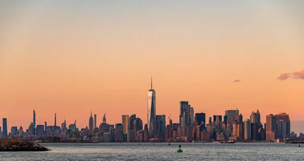 Günbatımında Mimarisi Olan New York City Şehir Merkezi Silueti — Stok fotoğraf
