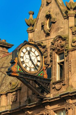 İngiltere 'de Liverpool' da bir sokakta klasik saat.