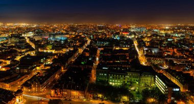 İngiltere 'de İngiltere' deki binalarla Liverpool 'un gökyüzü çatısı gece görüşü