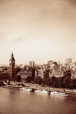 Londra 'daki Big Ben ve Parlamento Binası Thames Nehri üzerinde..