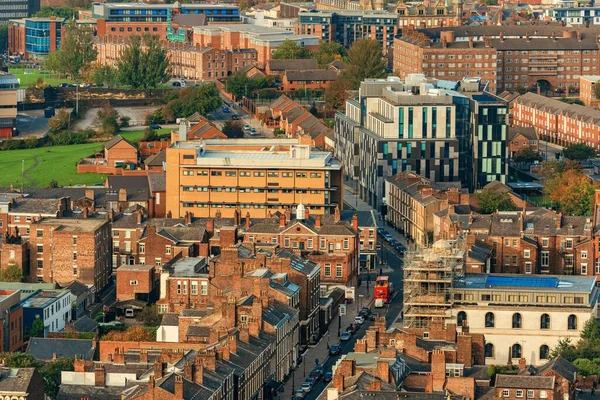 イギリスにあるイギリスの建物とリバプールのスカイライン屋上ビュー — ストック写真