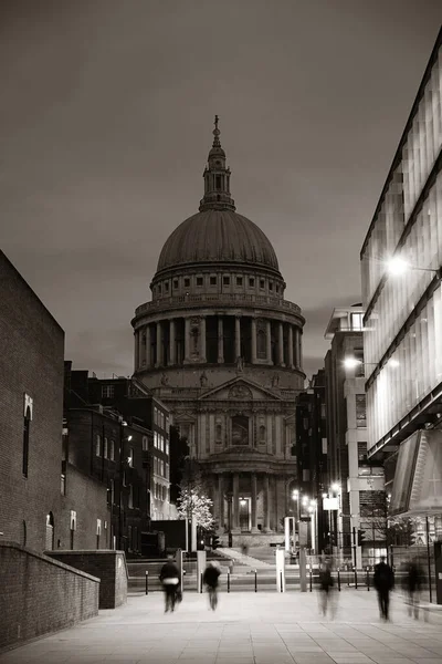 有名なランドマークとしてロンドンのセント ポール大聖堂 — ストック写真