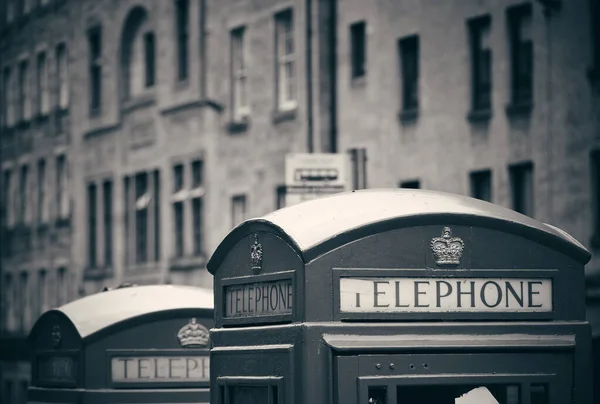 Вид Улицу Эдинбурга Телефонным Ящиком Великобритании — стоковое фото