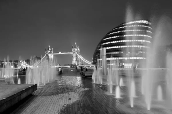 London Tower Bridge Δημαρχείο Και Σιντριβάνι Την Νύχτα Στην Επιχειρηματική — Φωτογραφία Αρχείου