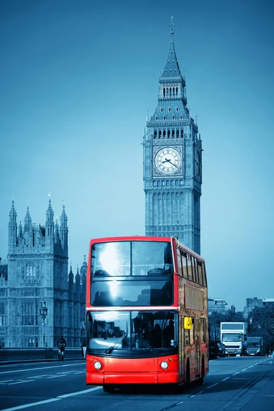 伦敦威斯敏斯特大桥与大本钟的双层红色巴士 — 图库照片