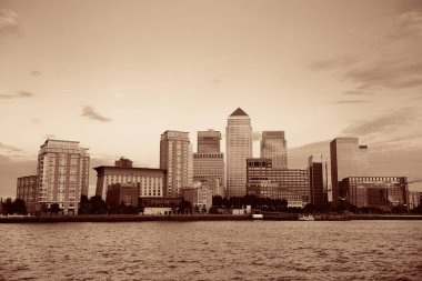 Londra 'daki Canary Wharf iş bölgesi siyah ve beyaz. 