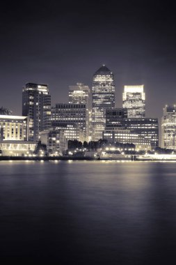 Londra 'daki Canary Wharf iş bölgesi Thames Nehri üzerinde gece. 
