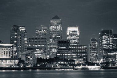 Londra 'daki Canary Wharf iş bölgesi Thames Nehri üzerinde gece. 
