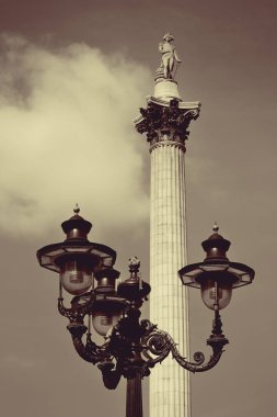 Londra'da Nelson'ın sütun ve vintage lamba.