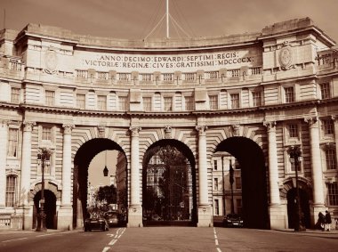 Londra 'daki Trafalgar Meydanı yakınlarındaki AVM' nin girişi olarak Deniz Kuvvetleri Kemeri..