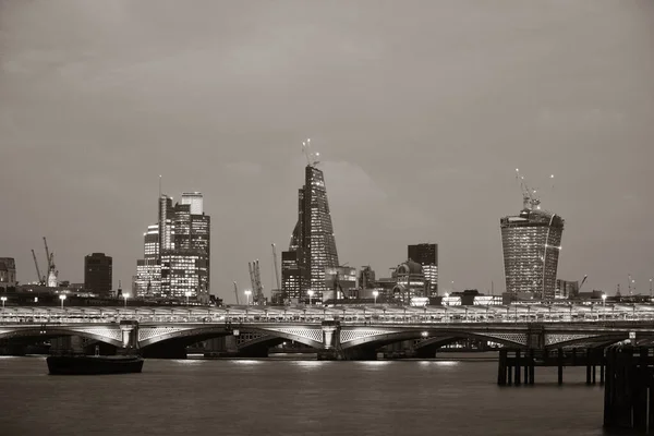 夜のBlackfriars BridgeとLondonのスカイライン — ストック写真