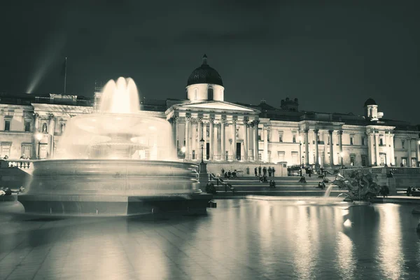 Plac Trafalgar Square Nocy Fontanną National Gallery Londynie — Zdjęcie stockowe