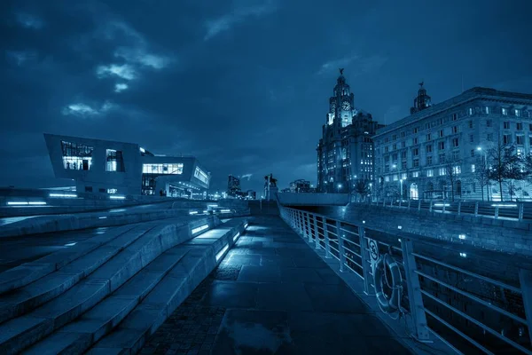 イギリスの都市中心部で夜に街並とリバプールの歴史的建築 — ストック写真