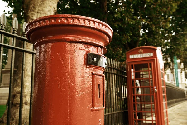 伦敦历史建筑街道上的红色电话和邮筒 — 图库照片