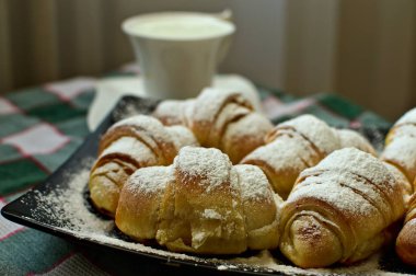 Ev yapımı pasta şeker ya da tatlı kruvasan ile rulo