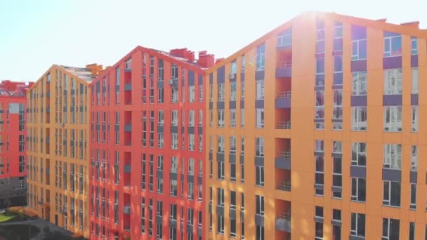 Drone Vlucht Kleurrijke Huizen Residentiële Wijk Bij Zonsondergang Comfort Town — Stockvideo