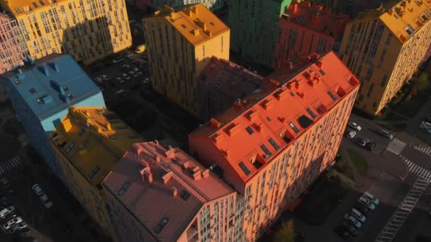 Drone Flygning Över Färgglada Hus Bostadsområde Vid Solnedgången Comfort Town — Stockvideo