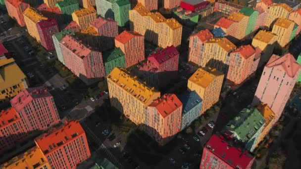 Drone Flygning Över Färgglada Hus Bostadsområde Vid Solnedgången Comfort Town — Stockvideo