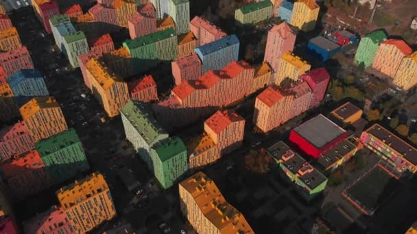 カラフルな家の住宅地の上にドローン便日没で コンフォートタウン キエフ ウクライナ 色の建物と住宅地 カメラを前に進め 空中ビュー ドローンビデオ映像 — ストック動画