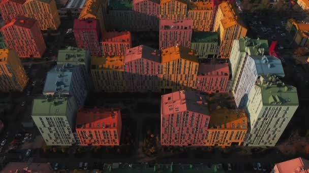 Drone Lot Nad Kolorowymi Domami Dzielnicy Mieszkalnej Zachodzie Słońca Comfort — Wideo stockowe