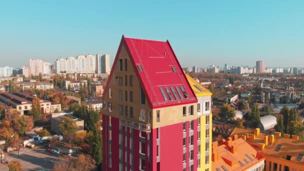 カラフルな屋根 コンフォートタウン キエフ ウクライナ上空のドローン飛行 色の建物と住宅地 カメラを前に進め 空中ビュー ドローンビデオ映像 — ストック動画