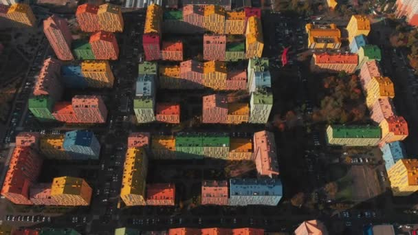 Drone Flygning Över Färgglada Hus Bostadsområde Vid Solnedgången Comfort Town — Stockvideo