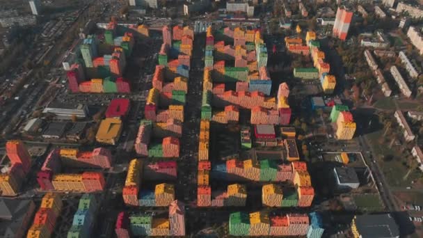 Drone Πτήση Πάνω Από Πολύχρωμα Σπίτια Κατοικημένη Περιοχή Στο Ηλιοβασίλεμα — Αρχείο Βίντεο