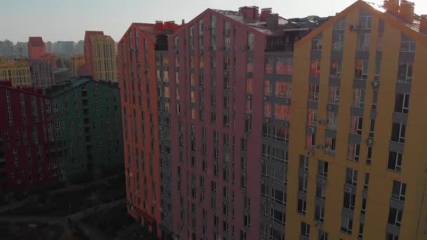 カラフルな家の住宅地の上にドローン便日没で コンフォートタウン キエフ ウクライナ 色の建物と住宅地 カメラを前に進め 空中ビュー ドローンビデオ映像 — ストック動画