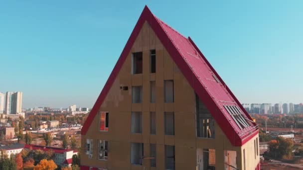 建設後 新しい建物の側に窓を洗う労働者 カラフルな屋根 コンフォートタウン キエフ ウクライナ上空のドローン飛行 色建物のある住宅地 — ストック動画