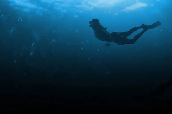 Girl diver at depth — Stock Photo, Image