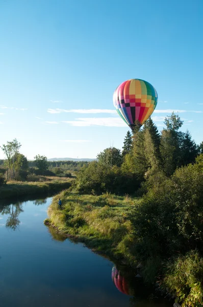 Balloon Over a Stream — Stock Photo, Image