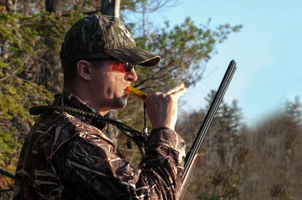 Hunter calling Ducks — Stock Photo, Image