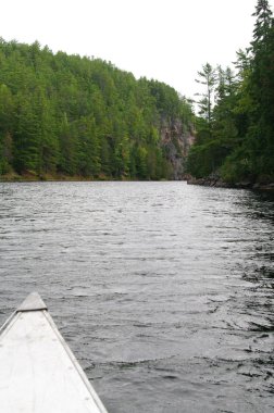 Kanyon yakınlarındaki Barron Nehri 'nde bir kano.