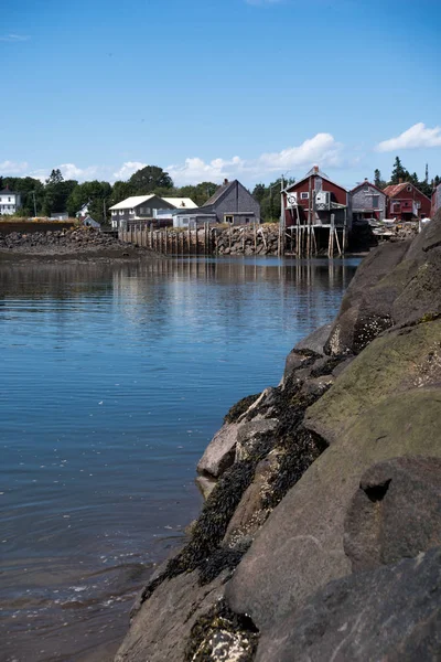 Fiskeby från havet väggen — Stockfoto