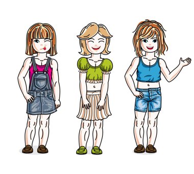 küçük kızlar rahat kıyafetler giymiş