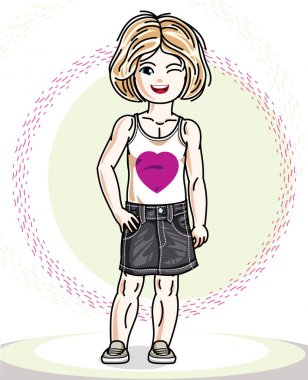 Küçük sarışın sevimli kız