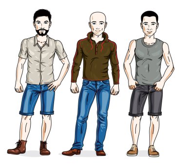 Mutlu adamlar grubu ayakta rahat kıyafetler giymiş. 