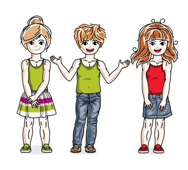 Rahat kıyafetler giyen kızlar.