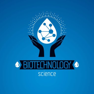 Molekül modeli bakmakta ellerini tutun