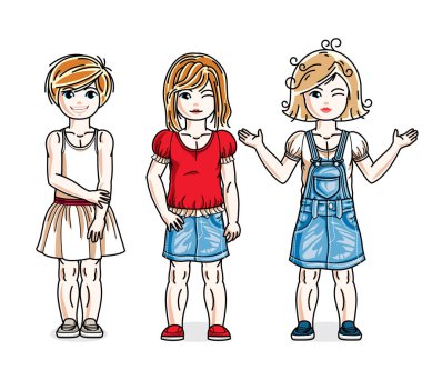 Kızlar rahat kıyafetler giymiş ayakta