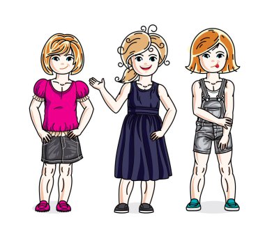 Kızlar rahat kıyafetler giymiş ayakta