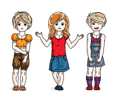 Rahat kıyafetler giyen kızlar.