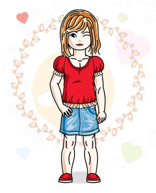 Kızıl saçlı kız rahat kıyafetler giyiyor