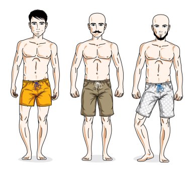  plaj şort giyen erkekler